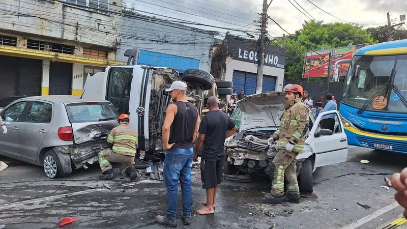 Acidente com mais de 10 carros em Niterói (RJ) deixa feridos