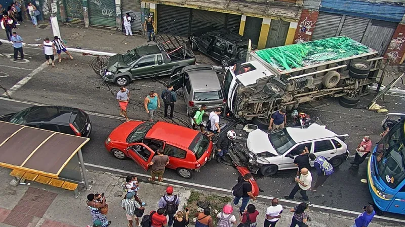 Acidente com 8 carros, caminhão, moto e ônibus deixa 8 feridos no RJ