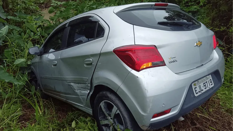 Carro cai em barranco após um acidente em São José dos Campos