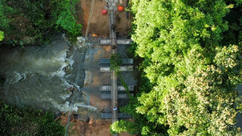 Ponte do bairro Folha Seca em Ubatuba é interditada devido a risco de chuvas