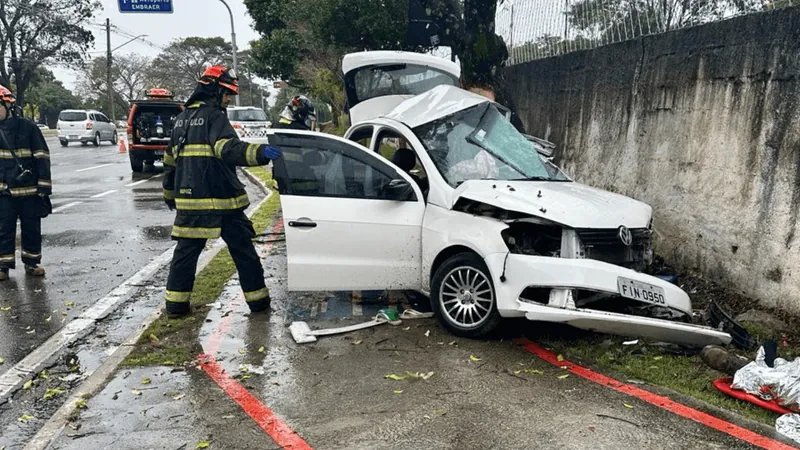 Homem morre e quatro ficam feridos após acidente de trânsito em SJCampos