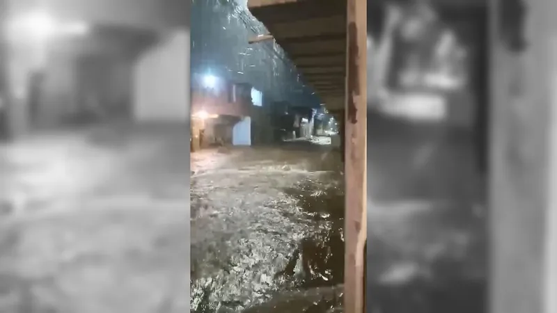 Rio transborda durante temporal, inunda cidade e deixa famílias desabrigadas