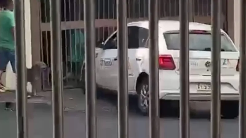 Motorista arromba portão com carro para salvar enfermeira agredida