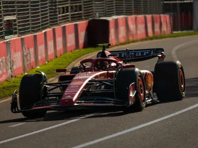 Verstappen abandona, e Sainz vence no GP da Austrália