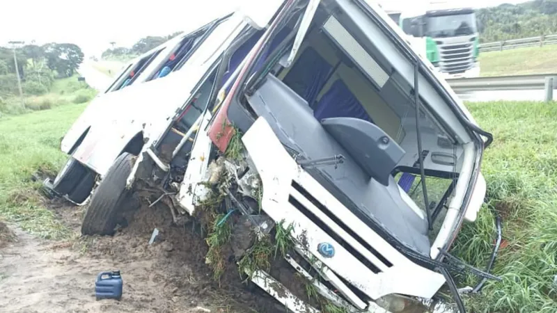 Acidente de ônibus com time de futebol americano de Rio Preto deixa 5 feridos