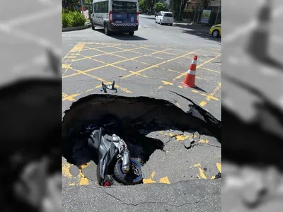 Motociclista cai em cratera na Avenida Bartolomeu Mitre, no Leblon