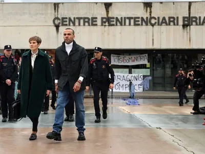Após pagar fiança, Daniel Alves deixa a prisão em Barcelona, na Espanha