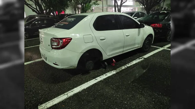 Motorista de aplicativo tem rodas do carro furtadas em estacionamento de shopping 