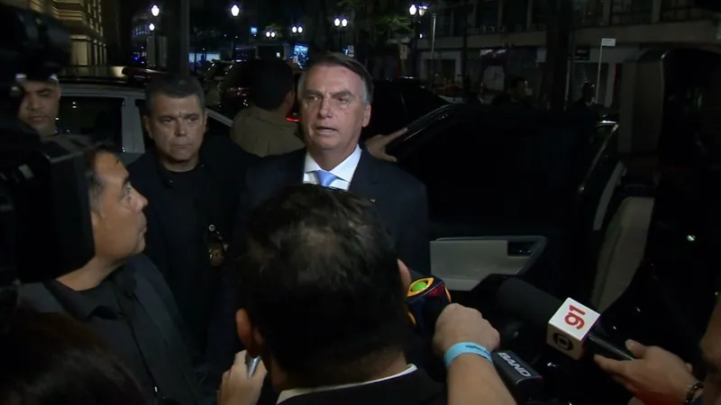 Jair Bolsonaro falou com a imprensa sobre ter dormido na Embaixada da Hungria