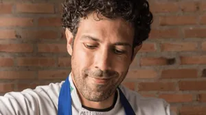 Churrasco do Rodrigo Oliveira tem farofa, queijo coalho e pão de alho