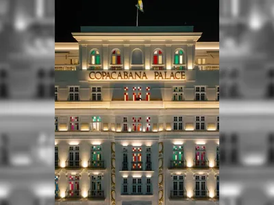 Copacabana Palace exibe fachada decorada pelo artista francês Daniel Buren