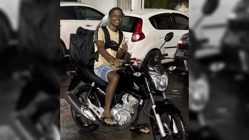 Homem recebe moto após ter bicicleta roubada 