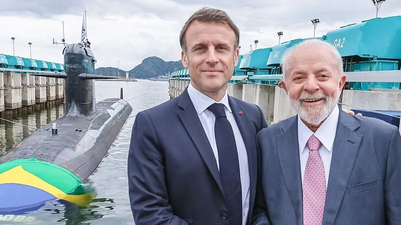Lula e Macron em lançamento de terceiro submarino de parceria