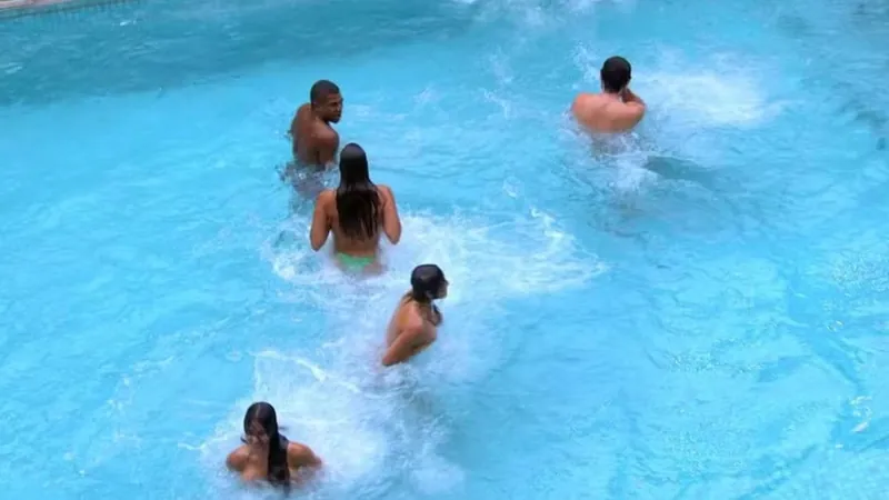 Os brothers pularam na piscina completamente nus
