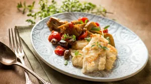 Prato com bacalhau suculento e farofa de azeitona brilha no almoço de Páscoa