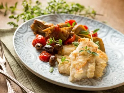 Prato com bacalhau suculento e farofa de azeitona brilha no almoço