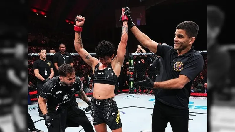 Brasileira comemora vitória por decisão unânime no UFC Atlantic City