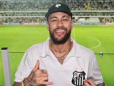 Neymar comparece à Vila Belmiro para acompanhar Santos x Palmeiras