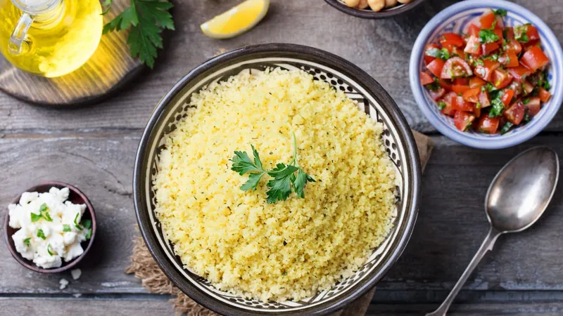 Farofa de alho crocante da Carole Crema combina com tudo; aprenda receita rápida