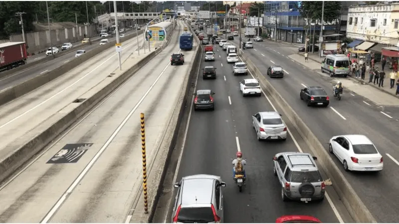 Mesmo com novo horário do BRT TransBrasil, Av. Brasil apresenta congestionamento