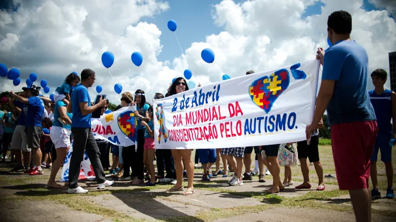 Grupos lutam pela conscientização sobre o autismo em carreata em Brasília. 