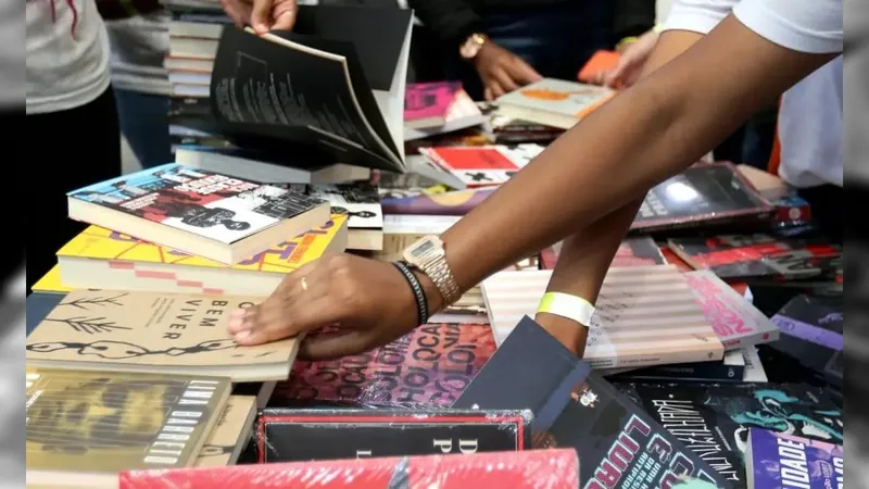 Feira do Livro da UNESP reúne 160 editoras e promove palestras