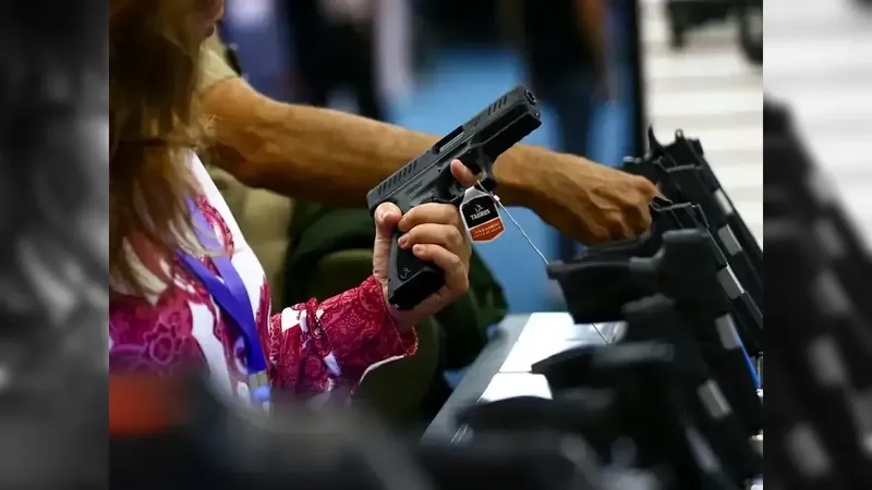 Maioria no STF vota para derrubar lei que facilita porte de arma para CACs no PR