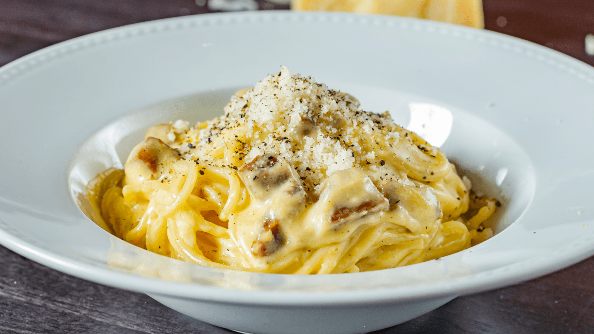 Macarrão à carbonara original não tem creme de leite; aprenda receita de  chef