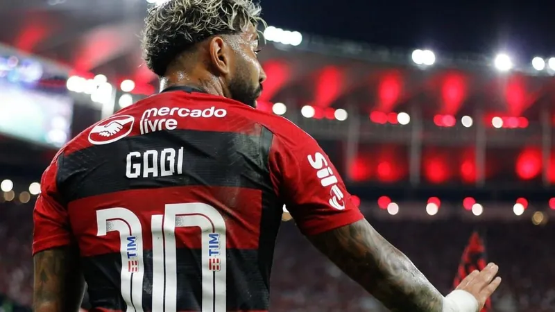 Sem poder marcar presença no Maracanã, Gabigol recebe medalha do Carioca