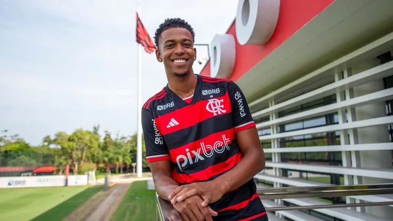 Flamengo anuncia oficialmente atacante Carlinhos como reforço para temporada