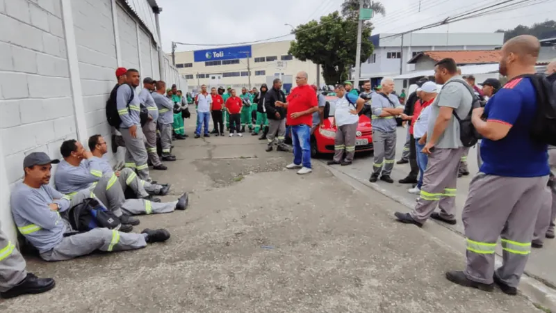 Coletores de lixo realizam paralisação em São José dos Campos