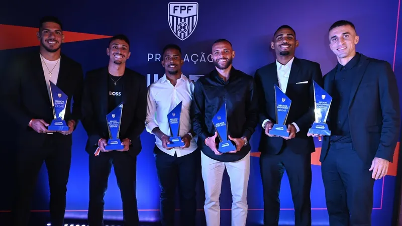 Jogadores do Santos em premiação da FPF