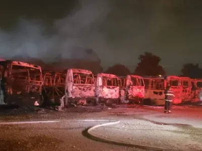 19 ônibus escolares são atingidos por incêndio dentro de pátio em Jaguariúna