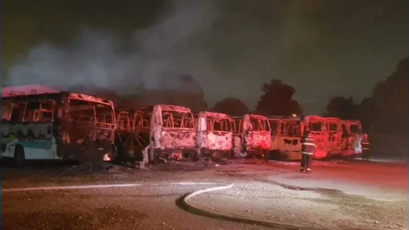 19 ônibus escolares são atingidos por incêndio dentro de pátio em Jaguariúna