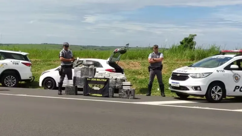 Carro é apreendido com 279 tijolos de maconha em Martinópolis