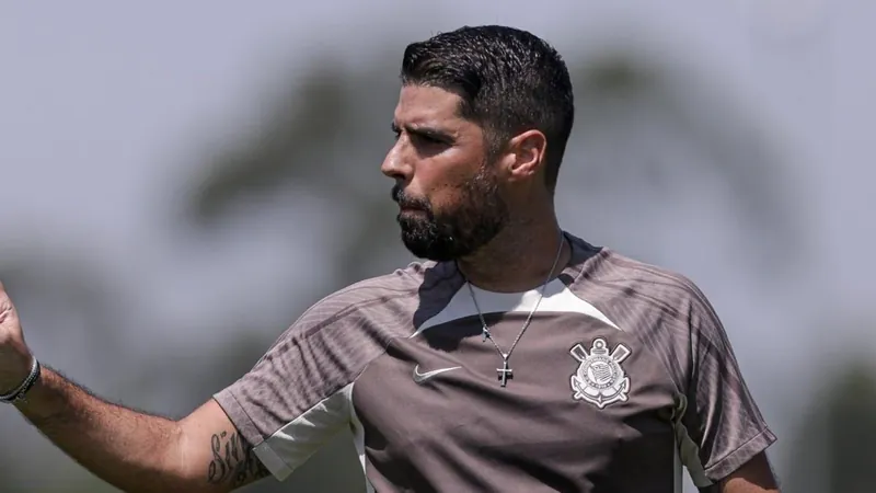 Auxiliar de António Oliveira elogia Romero e equipe após goleada do Corinthians