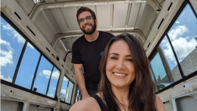 Casal de SJC decide morar, trabalhar e viajar pelo mundo dentro de um motorhome