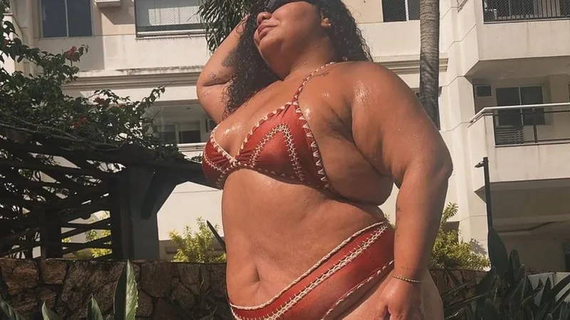 Filha de Arlindo Cruz expõe gordofobia após fotos de biquíni na web: "Palhaçada"