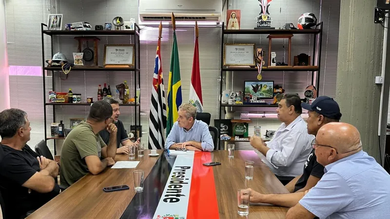 Moradores do bairro Chácaras Colina do Sol participam de reunião