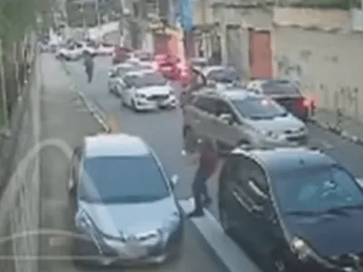Bandido em fuga quase atropela policial, bate contra outros carros e acaba preso
