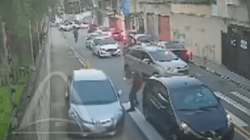 Bandido em fuga quase atropela policial, bate contra outros carros e acaba preso