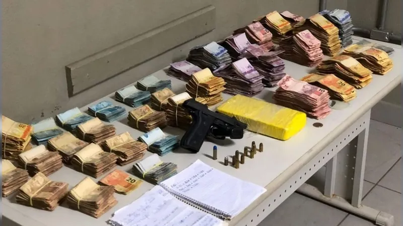 Polícia apreende drogas e mais de R$ 150 mil em painéis de carros