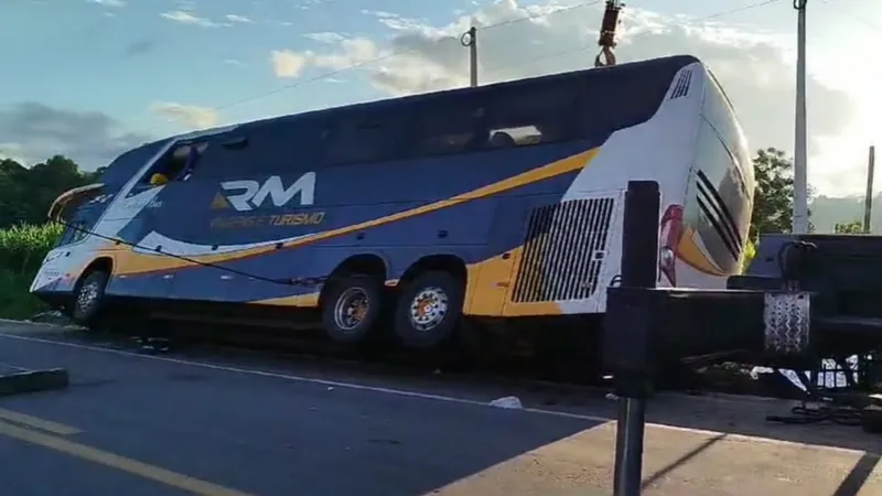 Ônibus de turismo tomba e deixa mortos na Bahia