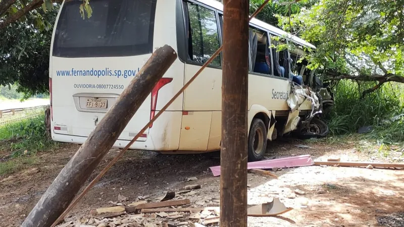 Mulher morre e outras 20 pessoas ficam feridas após acidente com ônibus