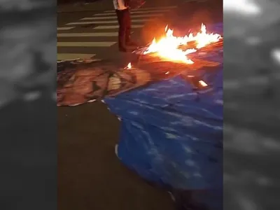 Torcedores do Cruzeiro queimam bandeirão com imagem de Ronaldo Nazário