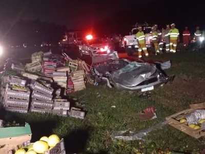 Caminhão com 16 toneladas de legumes tomba em cima de carro e mata motorista 