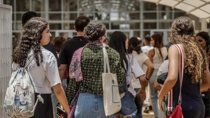 Cortes do governo federal impactam educação básica e Ministério da Saúde