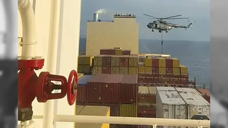 Captura de ataque de helicóptero visando um navio perto do Estreito de Ormuz 