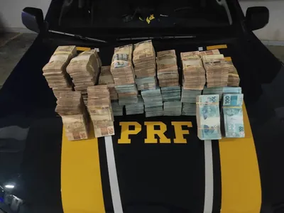 Motorista é detido com mais de R$ 1 milhão na Dutra, em Jacareí (SP)