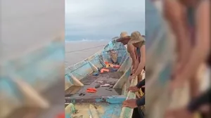 Vinte mortos em decomposição são encontrados em um barco no Pará